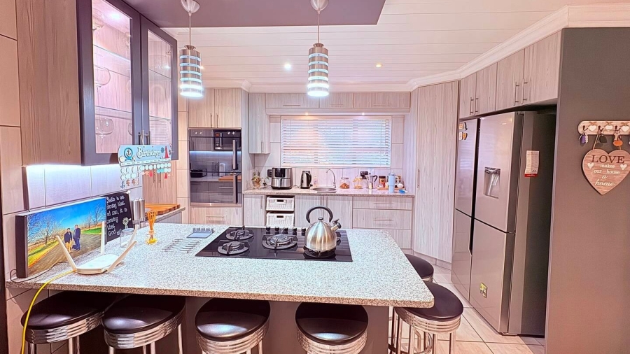 5 Bedroom Property for Sale in Reebok Western Cape